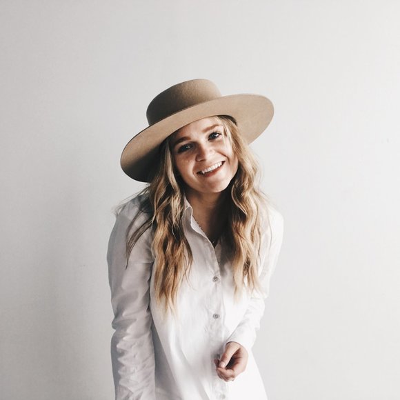 Meet your Posher, Emily - Picture 1 of 2